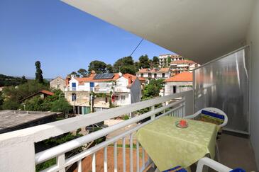 Apartamentos com varanda Jelsa, Dalmácia Central