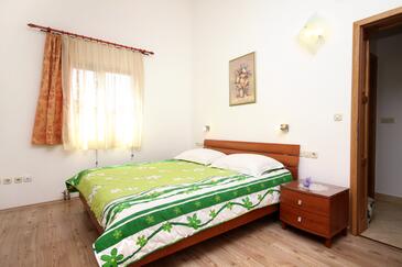 Apartamentos com varanda Jelsa, Dalmácia Central