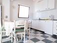 Lokva Rogoznica, Cocina en alojamiento de tipo apartment, se admiten mascotas y WiFi.