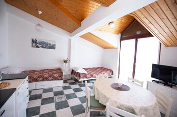 Lokva Rogoznica, Sala de estar en alojamiento de tipo apartment, aire acondicionado disponible, se admiten mascotas y WiFi.