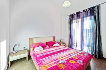 Ház családok részére medencével a tenger mellett Razanj, Rogoznica - 19735