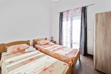 Ház családok részére medencével a tenger mellett Razanj, Rogoznica - 19735