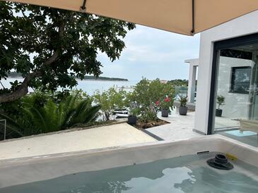 Three bedroom apartment Banjol, Rab (A-19752-a)