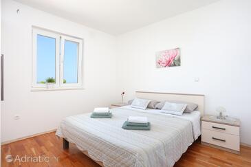 Apartments and rooms with parking space Rogoznica - 19786