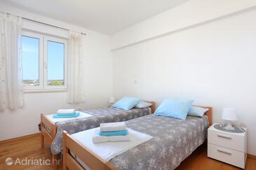 Apartments and rooms with parking space Rogoznica - 19786