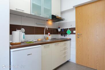 Apartments and rooms with parking space Rogoznica - 19786