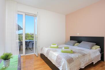 Apartments and rooms with parking space Rogoznica - 19786