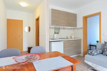 Apartments and rooms with parking space Rogoznica - 19786