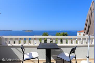 Apartments and rooms with parking space Rogoznica - 19786