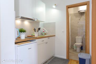 Apartments and rooms with parking space Rogoznica - 19786