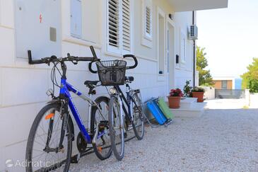 Apartments and rooms with parking space Rogoznica - 19786