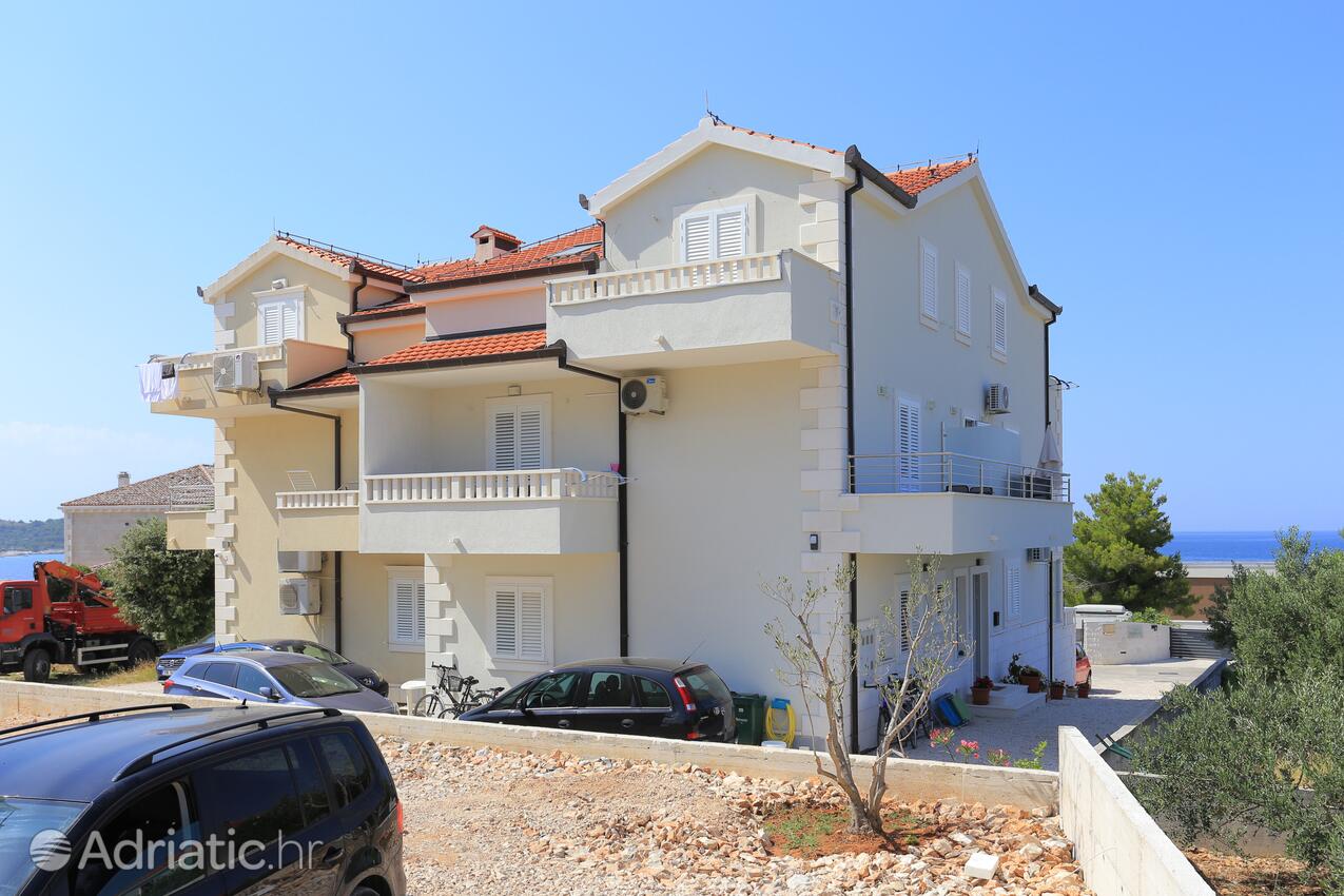 Apartments and rooms with parking space Rogoznica - 19786