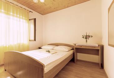 Family-friendly apartments with swimming pool Rogač, Šolta - 19809