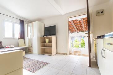 Family-friendly apartments with swimming pool Rogač, Šolta - 19809