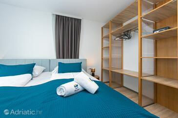 Seaside apartments with a swimming pool Brela, Makarska - 19834