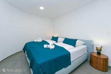 Seaside apartments with a swimming pool Brela, Makarska - 19834