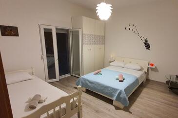 Apartments with parking space Pirovac, Šibenik - 19931