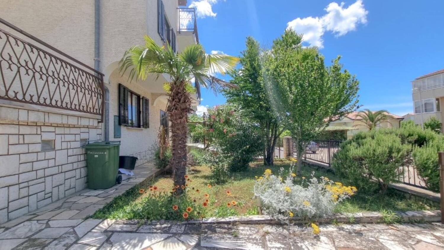 Apartments with terrace Novigrad, Istria