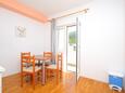 Podstrana, Jedáleň v ubytovacej jednotke studio-apartment, domáci miláčikovia povolení a WiFi.