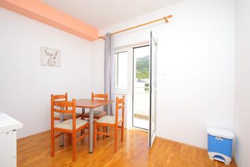 Podstrana, Jedáleň v ubytovacej jednotke studio-apartment, domáci miláčikovia povolení a WiFi.