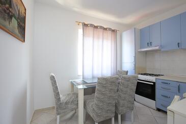 Podstrana, Jídelna v ubytování typu studio-apartment, domácí mazlíčci povoleni a WiFi.