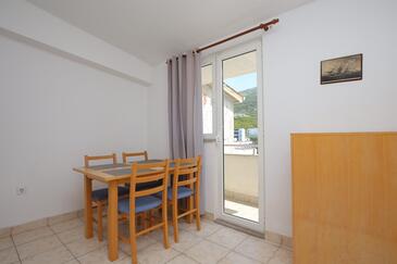 Podstrana, Jedáleň v ubytovacej jednotke studio-apartment, domáci miláčikovia povolení a WiFi.