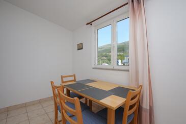 Podstrana, Comedor en alojamiento de tipo studio-apartment, se admiten mascotas y WiFi.