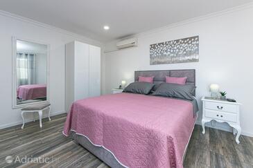 Apartments with parking space Makarska - 19992