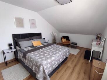 Apartments with parking space Novi Vinodolski - 20006