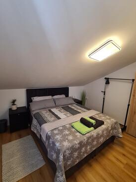 Apartments with parking space Novi Vinodolski - 20006