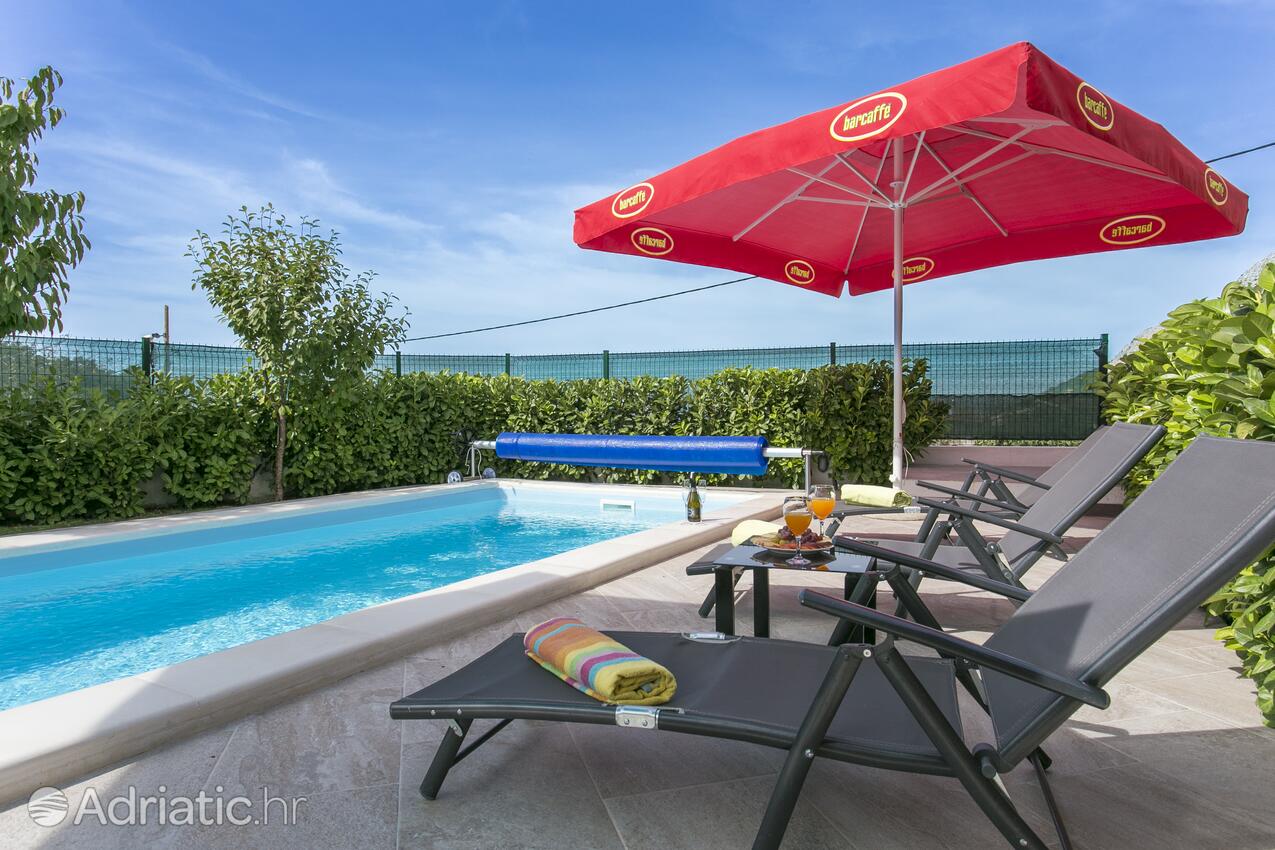 Family friendly house with a swimming pool Gornje Sitno, Split - 20009