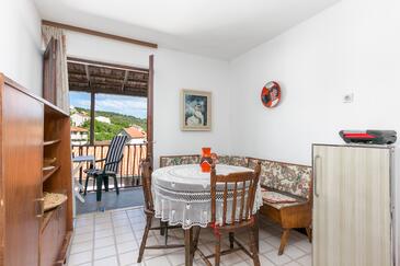 Stomorska, Salle à manger dans l’hébergement en type apartment, climatisation disponible, animaux acceptés et WiFi.