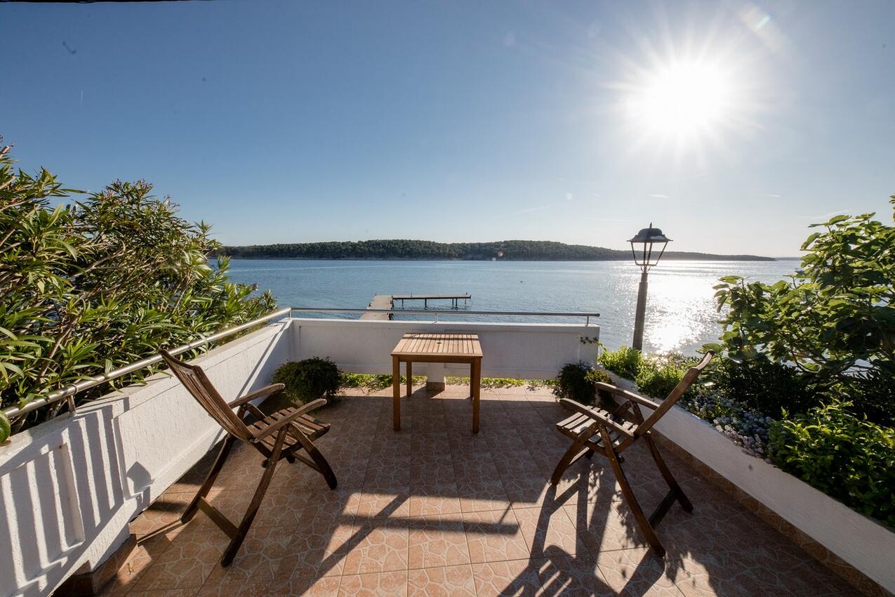 Апартаменти і кімнати у моря Барбат - Barbat, Раб - Rab - 20049