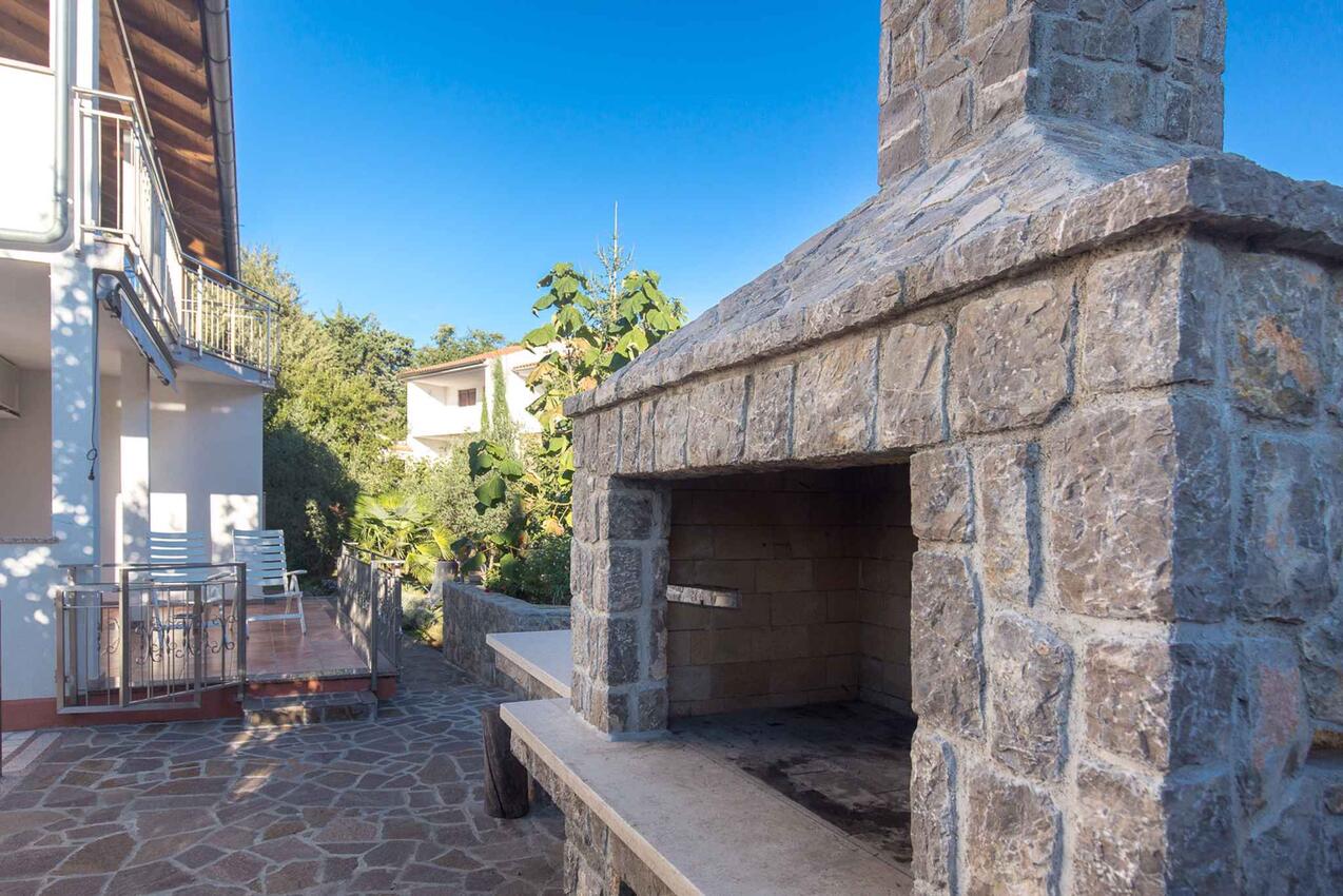 Courtyard - Apartments with a parking space Malinska, Krk