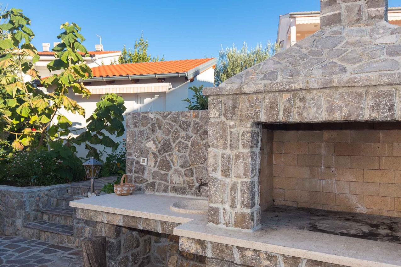 Courtyard - Apartments with a parking space Malinska, Krk