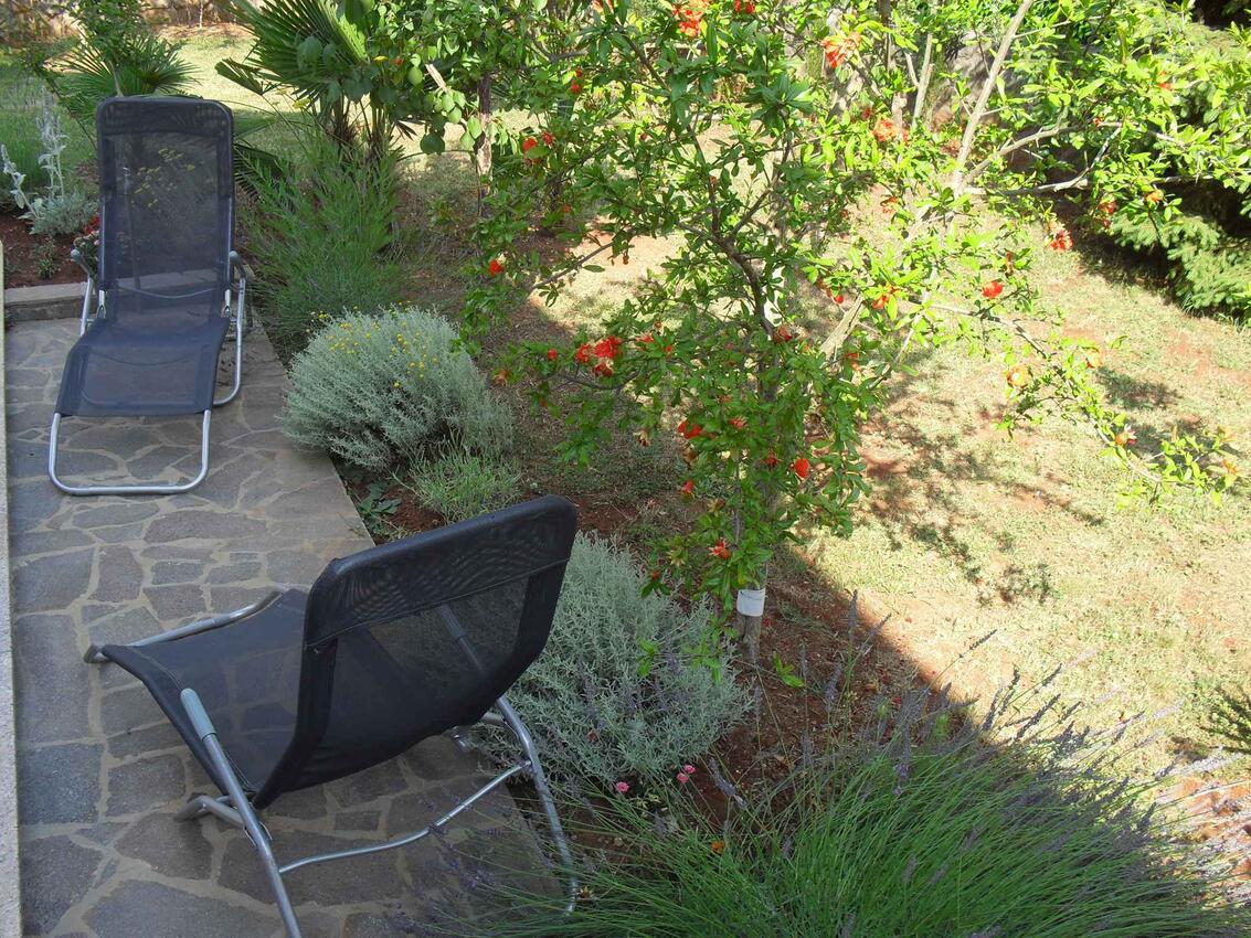 Courtyard - Apartments with a parking space Malinska, Krk