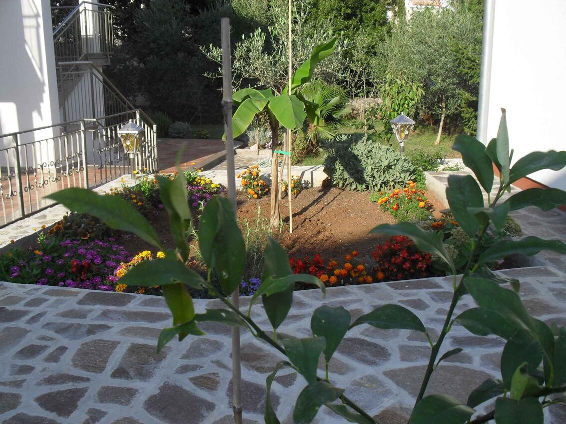 Courtyard - Apartments with a parking space Malinska, Krk