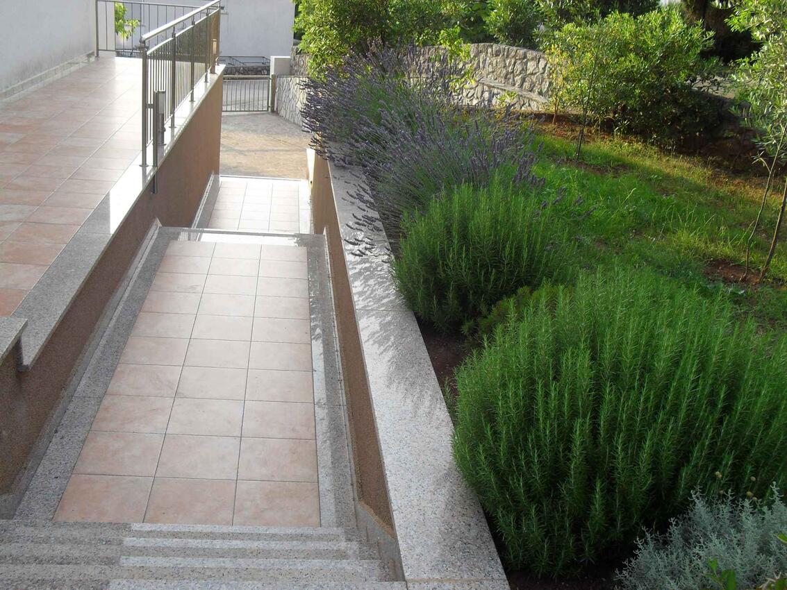 Courtyard - Apartments with a parking space Malinska, Krk