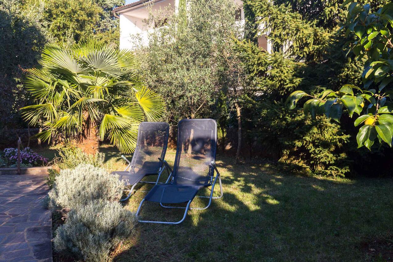 Courtyard - Apartments with a parking space Malinska, Krk