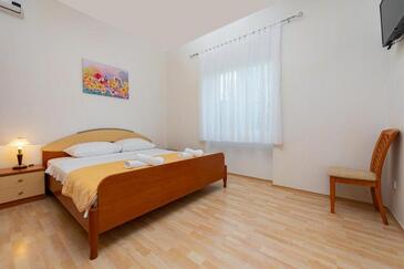 Hiša za družino z bazenom ob morju Ugljan - 20109