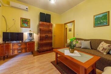 Hiša za družino z bazenom ob morju Ugljan - 20109