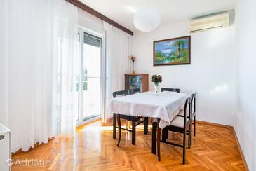 Apartments with parking space Novi Vinodolski - 20166