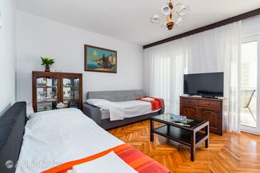 Apartments with parking space Novi Vinodolski - 20166