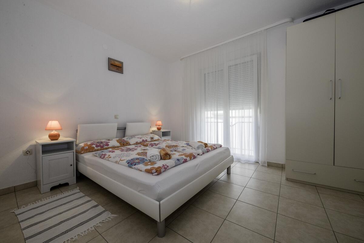 Apartments with a parking space Lopar, Rab - 20169