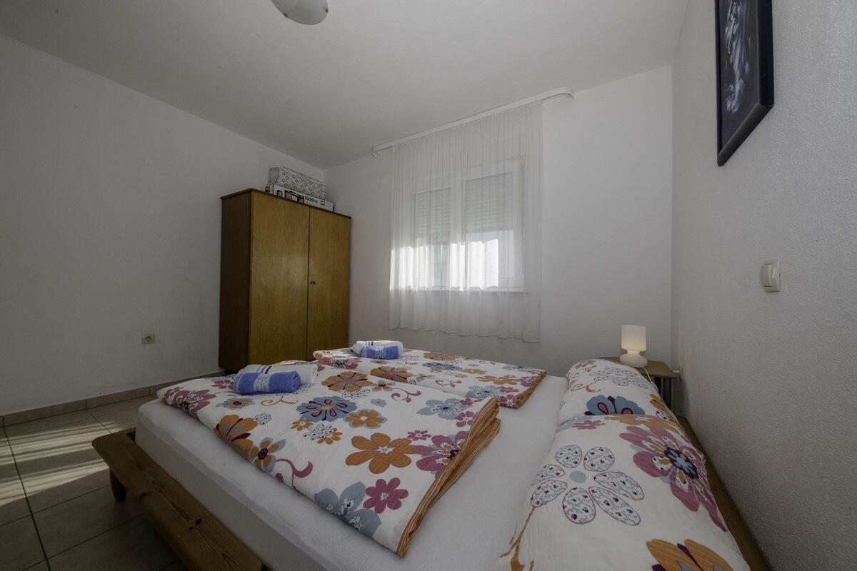 Apartments with parking spaces Lopar, Rab - 20169