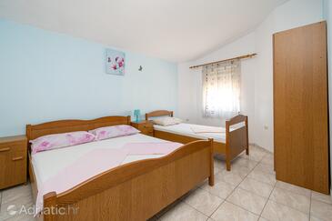 Apartments with parking space Vir - 20177