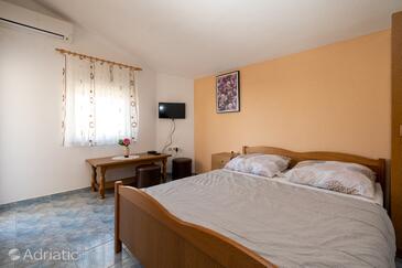 Apartments with parking space Vir - 20177