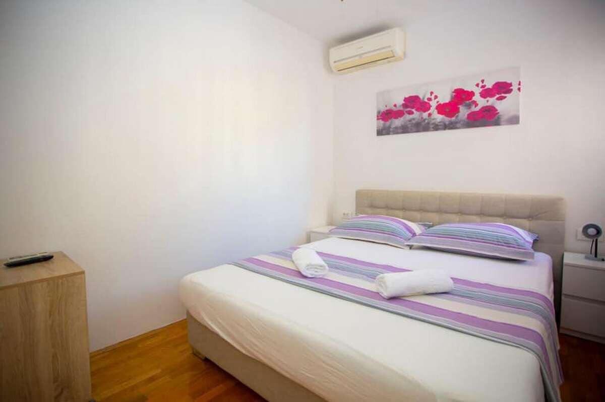 Apartments with parking space Makarska - 20195