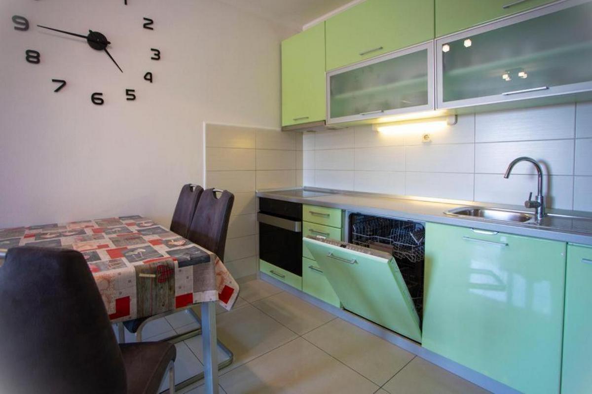 Apartments with parking space Makarska - 20195