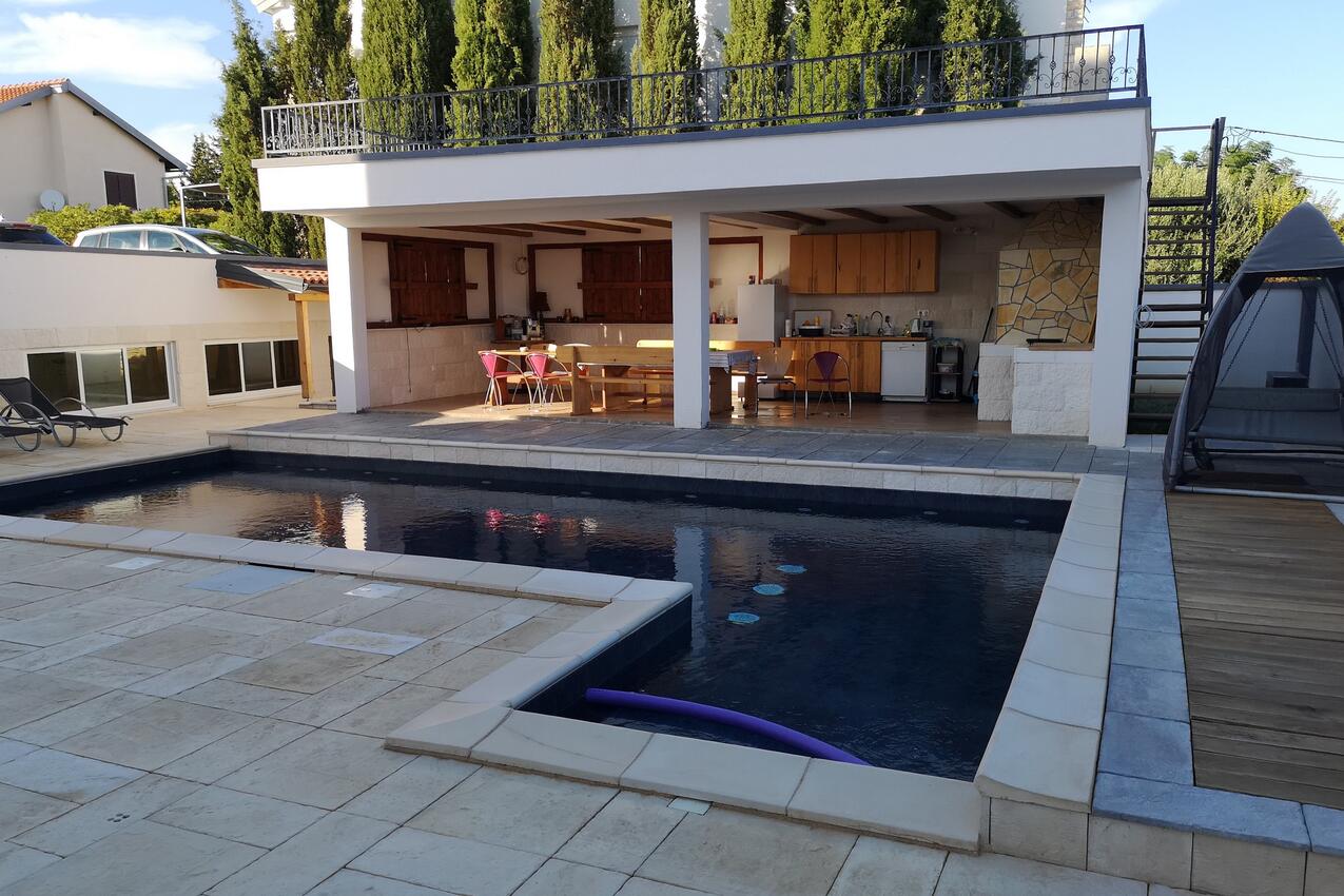 Family friendly apartments with a swimming pool Vir - 20197